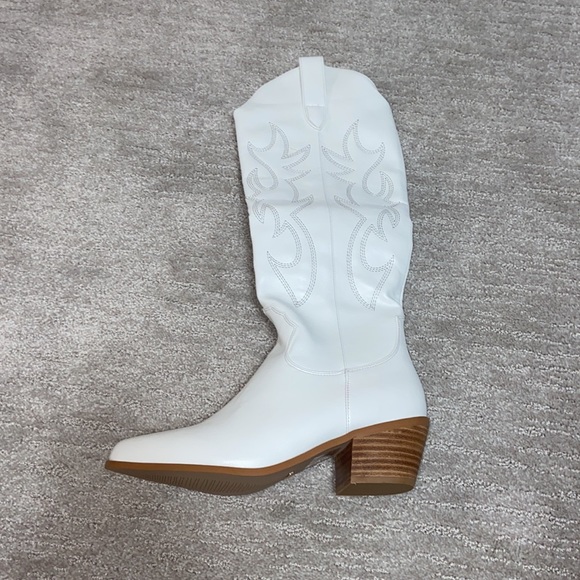 White cowboy boots - Picture 2 of 3